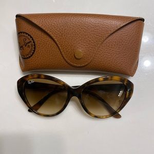 Woman’s Rayban Sunglasses